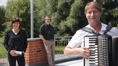 Gehören zu den Künstler*innen, die bei den Sommer-Specials am Hamme Forum auftreten: Detlef Gödicke, Wolf Grezesch (hanseSWINGproject) und Ella Winkelmann (von rechts).  Foto: jm