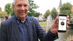 Bürgermeister Torsten Rohde macht es vor: Den Stadtgutschein kann man ganz einfach per Handy verschicken. Ab Montag gibt es sogar bis zu 20 Euro obendrauf. Foto: jm