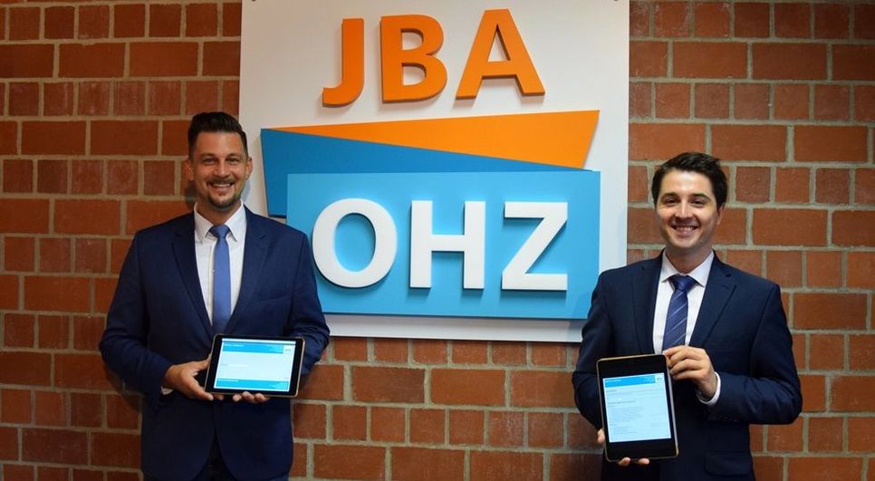 Stephan Orendi, Koordinator der Jugendberufsagentur vom Amt für Bildung des Landkreises Osterholz (rechts) und Frank Roskosch, Berufsberater bei der Agentur für Arbeit. Foto: eb