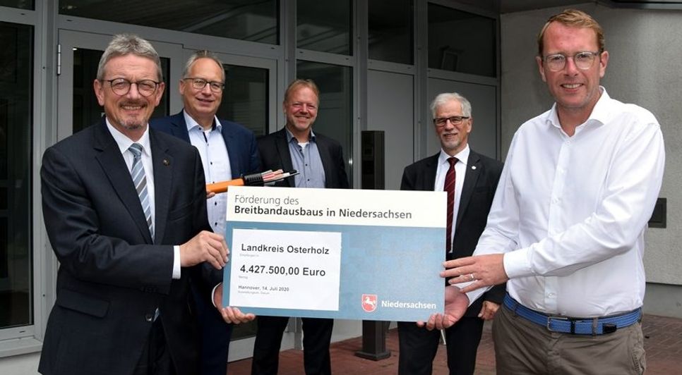 Der Breitbandausbau im Landkreis Osterholz geht weiter. Kürzlich nahm Landrat Bernd Lütjen (vorne links) einen Förderbescheid über mehr als 4 Millionen Euro von Staatssekretär Stefan Muhle entgegen. Foto: eb