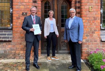 V.l.n.r.: Landrat Bernd Lütjen (Landkreis Osterholz), Landesbeauftragte Monika Scherf (ArL Lüneburg) und Landrat Michael Roesberg (Landkreis Stade und Vorsitzender der Landrätekonferenz). Foto: eb