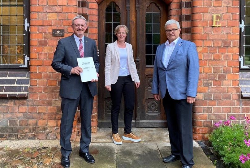 V.l.n.r.: Landrat Bernd Lütjen (Landkreis Osterholz), Landesbeauftragte Monika Scherf (ArL Lüneburg) und Landrat Michael Roesberg (Landkreis Stade und Vorsitzender der Landrätekonferenz). Foto: eb