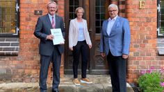 V.l.n.r.: Landrat Bernd Lütjen (Landkreis Osterholz), Landesbeauftragte Monika Scherf (ArL Lüneburg) und Landrat Michael Roesberg (Landkreis Stade und Vorsitzender der Landrätekonferenz). Foto: eb