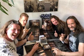 „Ancient Curse“ nutzen die freie Zeit für Videodrehs - und um einige Exemplare ihres neuen Albums „The New Prophecy“ zu signieren. Foto: eb