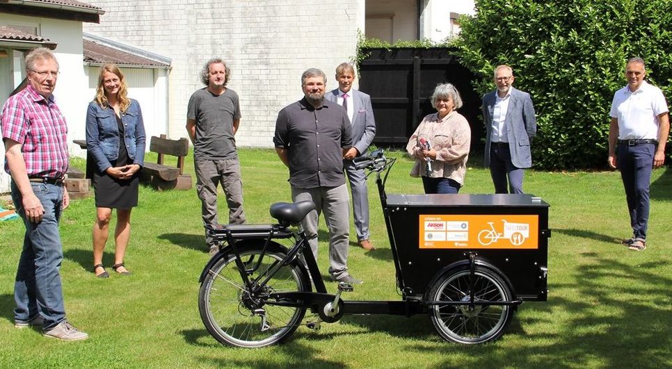 Gemeinsam zum Ziel: Über das neue Lastenfahrrad für Tandem e.V. freuten sich bei der offiziellen Übergabe (von links): Tafel-Leiter Udo Driftmann, Thelke Scholz und Andreas von Glahn (beide Tandem e.V.), Musiker Ben Moske, Marco Tulodetzki (Rotary Club Bremervörde-Zeven), Marianne Knabbe (IWC Nordheide), Arne Suter (Rotary Club Bremervörde-Zeven) und Stefan Gawehn (Lions-Club Bremervörde).   Foto: ue