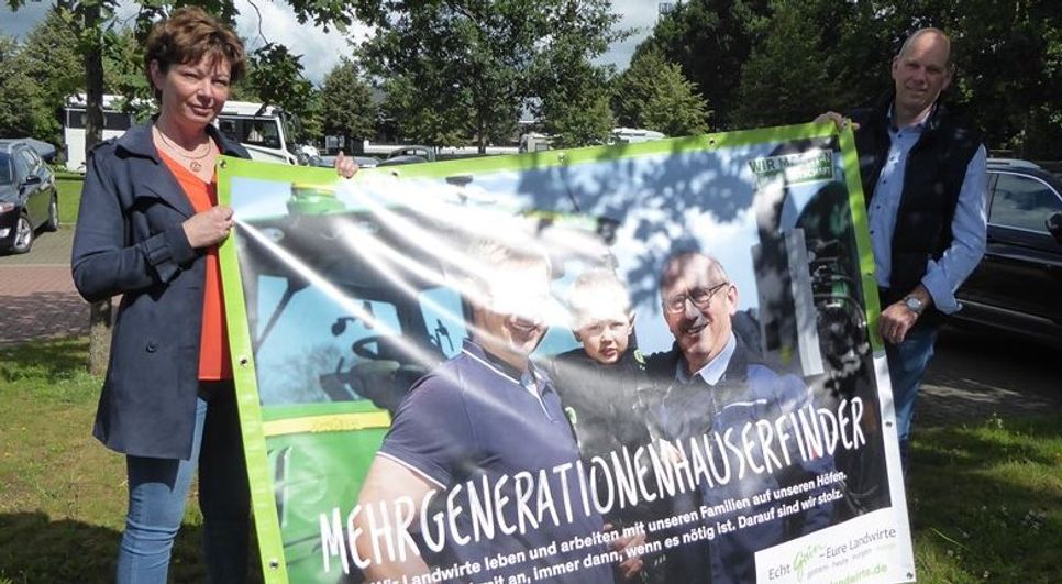 Marion Schorfmann und Stephan Warnken präsentieren drei Generationen Landwirtschaft Grimm aus Heudorf.  Foto: hc