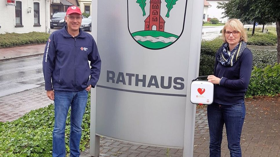 Uli Gerster, Ausbildungsbeauftragter im DRK-Kreisverband Osterholz e.V., und Wiebke Müller von der Gemeinde Grasberg freuen sich sehr über den neuen Defibrillator.  Foto: eb