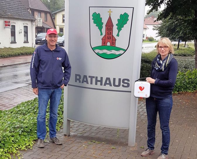 Uli Gerster, Ausbildungsbeauftragter im DRK-Kreisverband Osterholz e.V., und Wiebke Müller von der Gemeinde Grasberg freuen sich sehr über den neuen Defibrillator.  Foto: eb