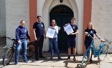 Das Vorbereitungsteam lädt zum #MoorRadeln ein (von links): Diakonin im Kirchenkreisjugenddienst Bianca Schulze, Kreisposaunenwart Florian Kubiczek, Pastorin im Kirchenkreis Christina Riegert, Diakon im Kirchenkreisjugenddienst Tony Sinke und Kirchenkreisjugendwartin Janna Eckert. Foto: eb
