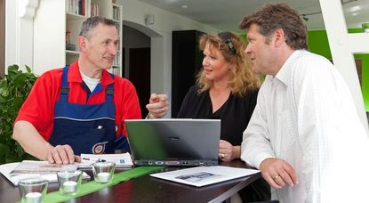 Diese Eigentümer*innen machen es richtig: Rechtzeitig vor Beantragung von Fördermitteln sollte man sich von geschulten Fachleuten alle Details zu den geplanten Maßnahmen erklären lassen. Foto: djd/ZVSHK