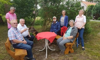 Linke Seite von vorne nach hinten: Heinz Hilken, Bürgermeister Eckehard Schütt, Bürgermeisterstellvertreter Günter Drews. Rechte Seite von hinten Hartmut Pukies, Liane Hudalla, Christa Hilken und Waltraud Laue. Foto: eb