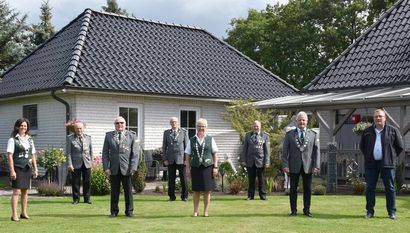 Vizekönigin Anja Monsees, 3. Vorsitzender Alfred Girschner, Vizekönig Reinhard Gieschen, 1. Vorsitzender Heino Wiechmann, Königin Ilse Schriefer, 2. Vorsitzender Diethelm Meyer, König Rainer Monsees, Volkskönig Patrick Mallaise ( v. li.) Leider konnten die Jugendkönigin Lena Tomfohrde und Jugendvizekönig Janek Schade nicht zum Fototermin erscheinen. Foto: eb