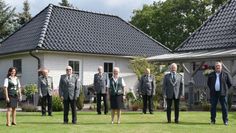 Vizekönigin Anja Monsees, 3. Vorsitzender Alfred Girschner, Vizekönig Reinhard Gieschen, 1. Vorsitzender Heino Wiechmann, Königin Ilse Schriefer, 2. Vorsitzender Diethelm Meyer, König Rainer Monsees, Volkskönig Patrick Mallaise ( v. li.) Leider konnten die Jugendkönigin Lena Tomfohrde und Jugendvizekönig Janek Schade nicht zum Fototermin erscheinen.  Foto: eb