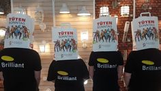 Stecken die Köpfe nur fürs Bild in die Tüte: In Wirklichkeit beweises die Mitarbeiter*innen bei Brilliant helles Kundenberatungsköpfchen.  Foto: eb