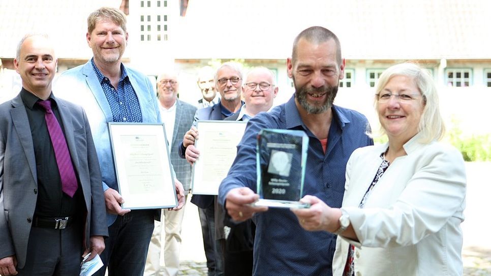 Regisseur Bernd Schröter und TiO-Bühnenleiterin Astrid Gries (beide rechts im Bild) halten den gläsernen Willy-Beutz-Preis in den Händen.  Foto: ek