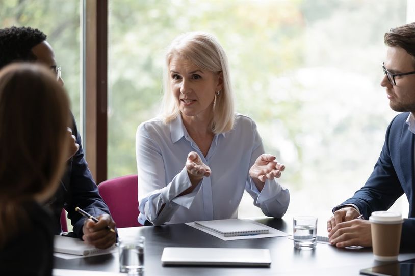 Seltenes Bild auch in unserer Region: Eine Frau, die ein großes Wirtschaftsunternehmen anführt. Foto: Adobestock