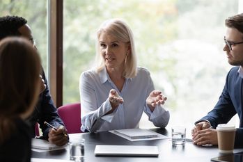 Seltenes Bild auch in unserer Region: Eine Frau, die ein großes Wirtschaftsunternehmen anführt. Foto: Adobestock