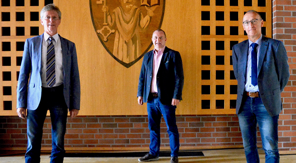 Bürgermeister Detlev Fischer (hinten, mitte) hält dem kommenden Baudezernenten Frank Quell (rechts) ebenso den Rücken frei, wie in all den Jahren zuvor dem scheidenden Vorgänger Wilhelm Gathmann (links). Foto: rgp