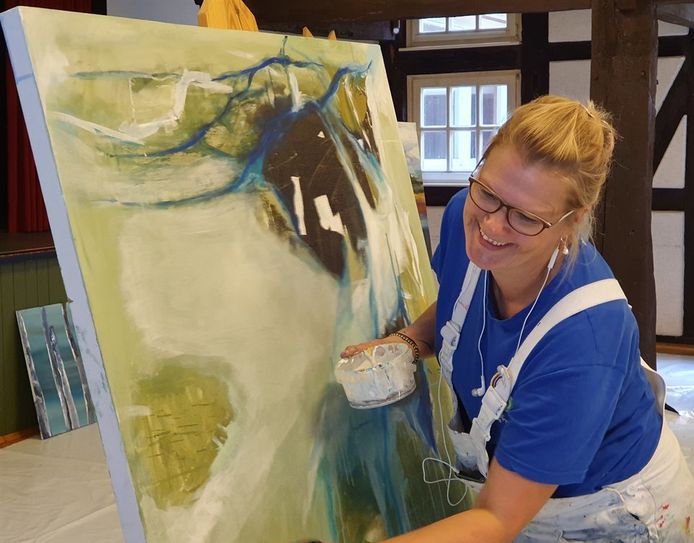 Sonja Sancken ist mit ihrem Werk noch nicht zufrieden. „Da muss ich noch viel Arbeit reinstecken!“ Foto: nek