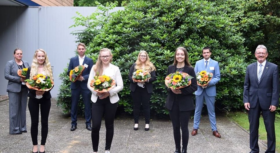 Von links: Claudia Bode, Finnja Hennings, Jannik Ewald, Annika Stolle, Annalena Gieschen, Nicole Woitt, Patrick Kröning und Landrat Bernd Lütjen. Foto: eb