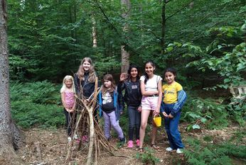 Auf der Erkundungstour im Wald gab es für die Kinder viel zu entdecken.  Foto: eb