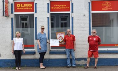 Bei der Spendeübergabe dabei (v.l.n.r.): Meike Wittenberg (DRK), Andrea Conrad (proWIN), Peter Müller (DLRG), Volker Nollmann (DLRG). Foto: eb