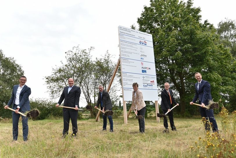 Symbolischer erster Spatenstich mit Vertretern des Landes und der beteiligten Unternehmen. Das Foto zeigt v.l.n.r: Dr. Mathias Kranz (Linde), Dr. Jörg Nikutta (ALSTOM), Thomas Nawrocki (LNVG), Carmen Schwabl (LNVG), Holger Buse (EVB), Joachim Heider (Linde). Foto: LNVG/Frick Foto