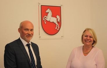 „Wir weichen nicht zurück“, hatte Staatssekretär Stefan von der Beck im Gespäch über Corona, Hatespeech, Corona-Rebellen und Bedrohung von Politiker*innen im Amtsgericht in der Kreisstadt geäußert. Diese Haltung soll auch das Landeswappen in den Gerichtssälen verdeutlichen.  Foto: pvio