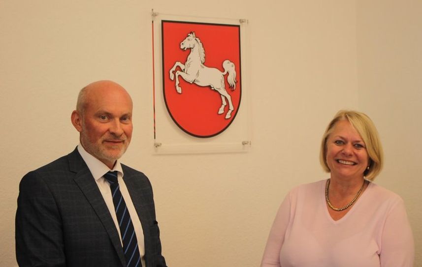 „Wir weichen nicht zurück“, hatte Staatssekretär Stefan von der Beck im Gespäch über Corona, Hatespeech, Corona-Rebellen und Bedrohung von Politiker*innen im Amtsgericht in der Kreisstadt geäußert. Diese Haltung soll auch das Landeswappen in den Gerichtssälen verdeutlichen.  Foto: pvio