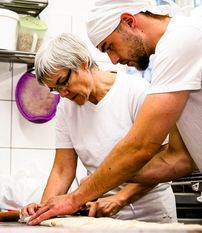 Azubis lohen auf lange und kurze Sicht: Wer zusätzliche Azubi-Stellen schafft, erhält pro Platz 3.000 Euro. Foto: eb