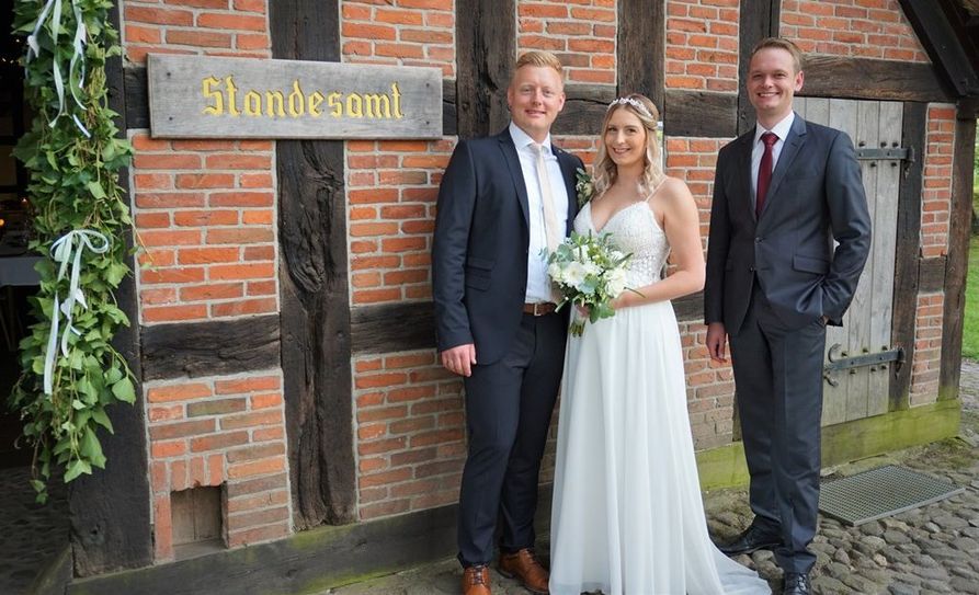 Trotz Corona: Lukasz Bruchalski und Sabrina Blohm waren die Ersten, die nach der Sanierung des Heimathauses im Trauzimmer vom Standesbeamten Sebastian Ohlandt getraut wurden.  Foto Heins