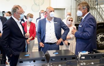 Ministerpräsident Stephan Weil, FAUN-CEO Patrick Hermanspann und FAUN-Gesellschafter Dr. Johannes F. Kirchhoff (von links). Foto: akl