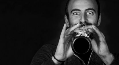 Klarinettist Kinan Azmeh überzeugt durch eine Mischung aus zeitgenössischer und traditioneller Musik aus Ost und West.  Foto: Liudmila Jeremies
