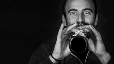 Klarinettist Kinan Azmeh überzeugt durch eine Mischung aus zeitgenössischer und traditioneller Musik aus Ost und West.  Foto: Liudmila Jeremies
