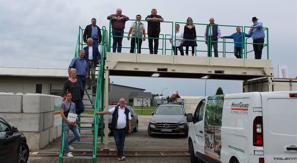 Mit Materialien von HanseGrand ließe sich vor Ort klimatischen Herausforderungen begegnen, wie die Sozialdemokraten nach ihrem Besuch resümierten.  Foto: A. Dorsch