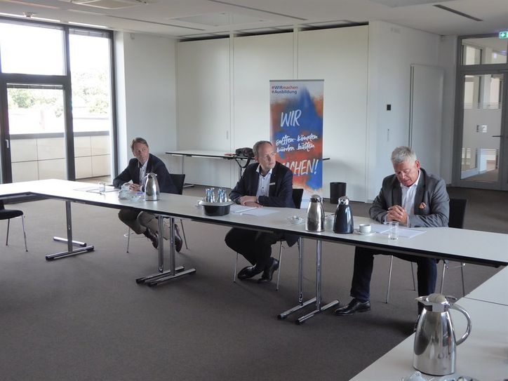 Marketingleiter Jens Themsen, Jan Mackenberg und Mathias Knoll (v.li.) stellen die Halbjahres-Bilanz der Volksbank vor.  Foto: hc