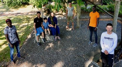 Von links: Bakri Duka; Abdullah Qasemi (sitzend mit Sohn Amirali); Mahgul Arab; Abdul Qayum Naemi; Mohamed Norien Mahmud Adam; Rooz Azizi. Foto: rgp