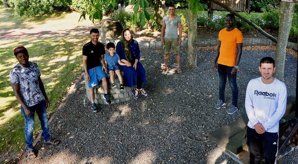 Von links: Bakri Duka; Abdullah Qasemi (sitzend mit Sohn Amirali); Mahgul Arab; Abdul Qayum Naemi; Mohamed Norien Mahmud Adam; Rooz Azizi. Foto: rgp