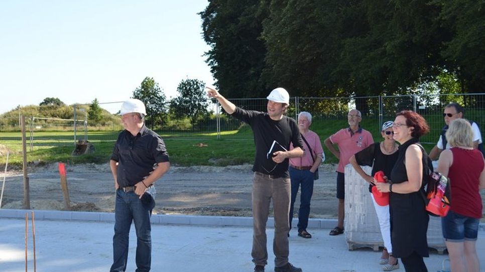 Die SPD-Stadtratsfraktion informierte sich vor Ort über den Baufortschritt an der neuen IGS-Sporthalle.  Foto: eb