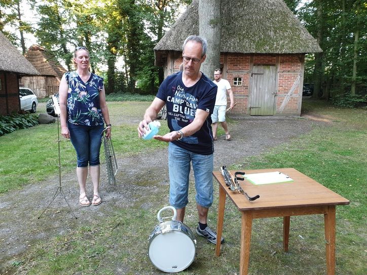 Und Hände desinfizieren