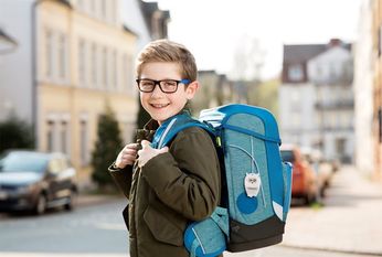 Mit den Blinkis sind die Kinder im Straßenverkehr besser sichtbar.
 Foto: Fielmann