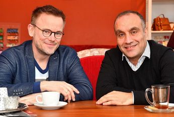 Gerd Hachmöller (links) und Samer Tannous kommen in das Bürgerhaus in Gnarrenburg. Foto: eb