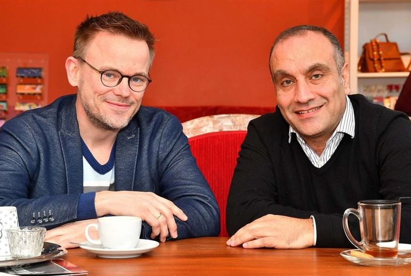 Gerd Hachmöller (links) und Samer Tannous kommen in das Bürgerhaus in Gnarrenburg. Foto: eb