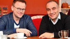Gerd Hachmöller (links) und Samer Tannous kommen in das Bürgerhaus in Gnarrenburg.  Foto: eb