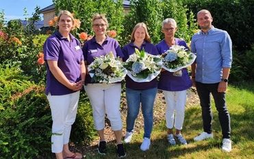 V.l.n.r.: Tina Noetzelmann (Pflegedienstleitung), Astrid Winter (Weiterbildung zur Betreuungsfachkraft), Bianca Nowak (Weiterbildung zur Pflegedienstleitung), Irene Gunther-Ende (Weiterbildung zur Qualitätsmanagementbeauftragten), Einrichtungsleiter Mark Noetzelmann. Auf dem Foto fehlt: Sonja Stroh (Weiterbildung zur Mentorin). Foto: eb