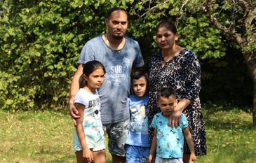 Uzeir Betjula mit seiner Familie in Schwanede. Die Ökumenische Initiative für Flüchtlinge möchte Betjula bei seiner Suche nach einem Arbeitsplatz unterstützen. Foto: Das BLV/Nadine Döring
