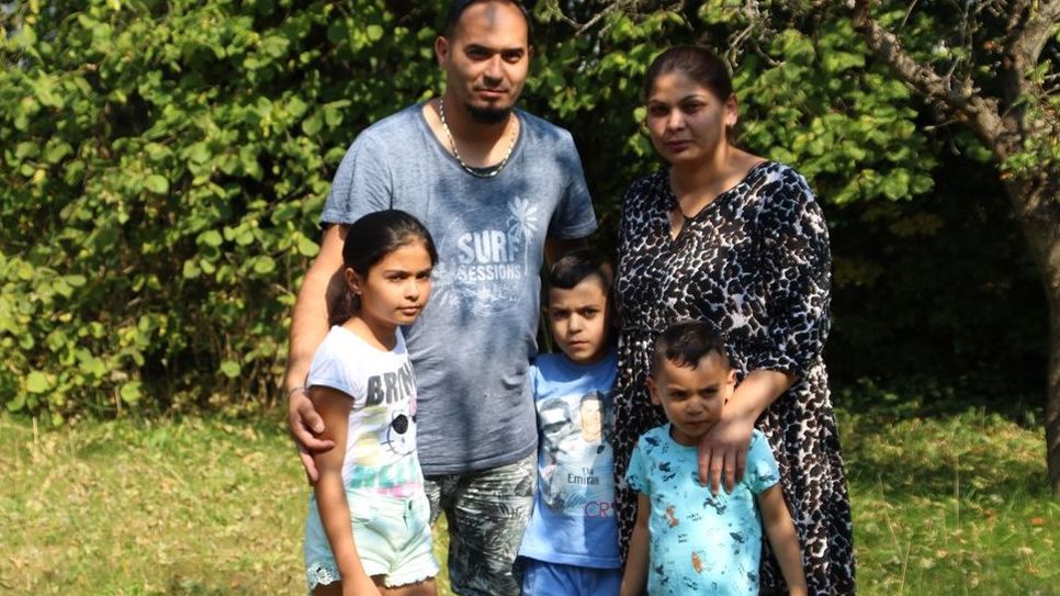 Uzeir Betjula mit seiner Familie in Schwanede. Die Ökumenische Initiative für Flüchtlinge möchte Betjula bei seiner Suche nach einem Arbeitsplatz unterstützen.  Foto: Das BLV/Nadine Döring