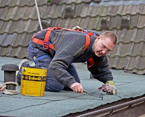 Handwerker tragen ein besonders hohes Risiko, im Laufe ihres Arbeitslebens berufsunfähig zu werden. Gegen das finanzielle Risiko kann man sich vergleichsweise günstig mit einer Grundfähigkeitsversicherung absichern.
Foto: djd/SIGNAL IDUNA Lebensversicherung