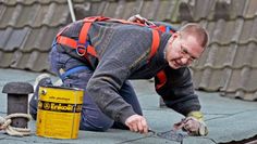 Handwerker tragen ein besonders hohes Risiko, im Laufe ihres Arbeitslebens berufsunfähig zu werden. Gegen das finanzielle Risiko kann man sich vergleichsweise günstig mit einer Grundfähigkeitsversicherung absichern.
 Foto: djd/SIGNAL IDUNA Lebensversicherung