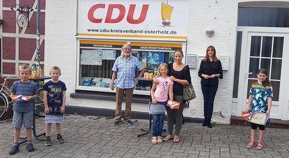 Kürzlich konnten die strahlenden Gewinner*innen des CDU-Malwettbewerbs bei der Gewinnübergabe ihre Preise entgegennehmen. Foto: eb